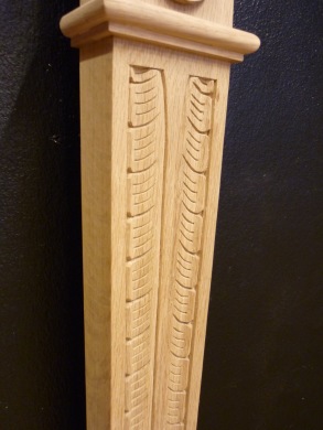Träskuren dekor på denna pilaster i eklektisk stil där nyrenässans och nyrokoko blandas