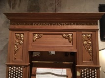 Krönpartiet på orgeln med ny krönlist, förgylld text och träskuren och förgylld dekor.