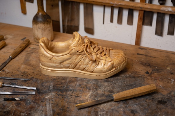 Bildhuggeri - träskuren sko, en Adidas sneaker skuren i Lind.    (foto Mauro López)