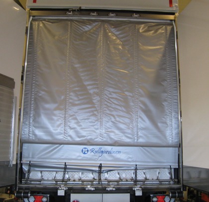 PS Rullgardinen är ett energidraperi för temperaturreglerade transporter. Med PS Rullgardinen reducerar du enkelt temperaturväxlingen vid transport av kylgods. PS Rullgardinen är ett energidraperi för temperaturreglerade transporter. Med PS Rullgardinen reducerar du enkelt temperaturväxlingen vid transport av kylgods.