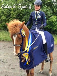 Ester och Spoi efter vinsten på SM 2019 Ester och Spoi efter vinsten på SM 2019