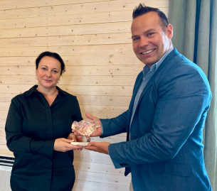 Elvedina Kljajic  Vinnare årets företag 2023 och Ordförande Christian Nilsson Foto: Hamid Raziullah Elvedina Kljajic  Vinnare årets företag 2023 och Ordförande Christian Nilsson Foto: Hamid Raziullah