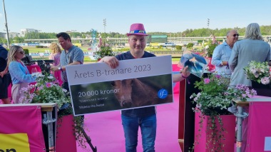 Glad tränare vid prisutdelningen under Elitloppslördagen. Foto: B-Tränarnas Riksförbund