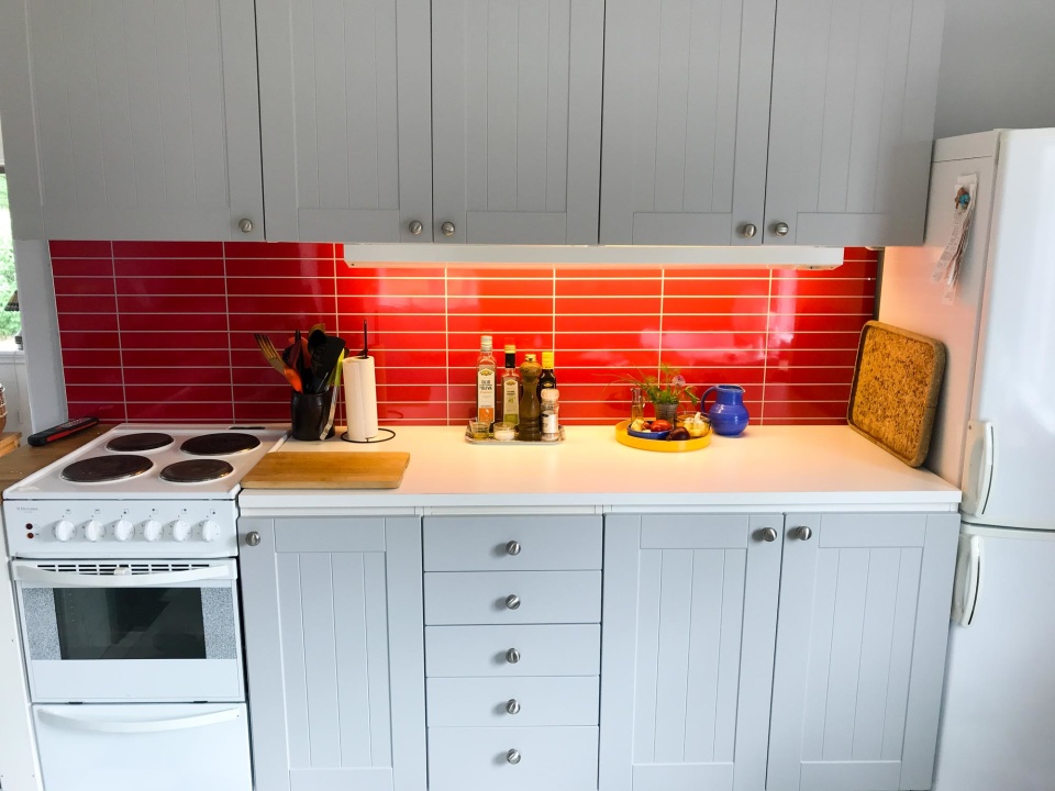 Inskickad kundbild: Ett kök från sent 1980-tal på Öland som fått ett facelift med design Faktum W10 i Easy Grey. Juni 2018 Inskickad kundbild: Ett kök från sent 1980-tal på Öland som fått ett facelift med design Faktum W10 i Easy Grey. Juni 2018