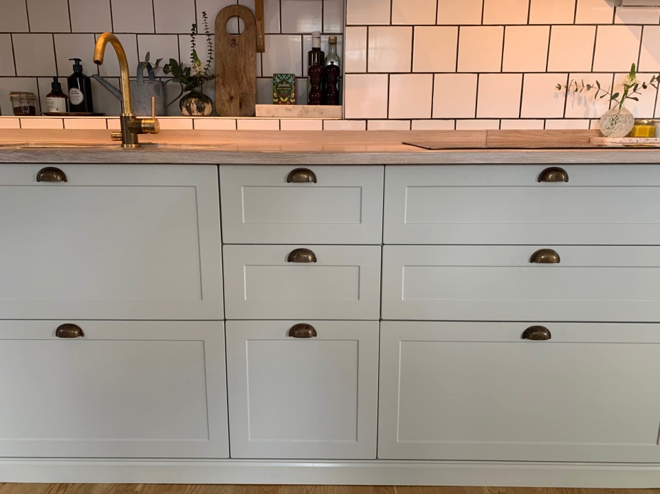 Inskickad kundbild. Ett nybyggt kök utanför Uppsala baserat på skåp och stommer från IKEA Metod och nya fronter från Smålandsluckan.se Design W75 i Easy Grey. Inskickad kundbild. Ett nybyggt kök utanför Uppsala baserat på skåp och stommer från IKEA Metod och nya fronter från Smålandsluckan.se Design W75 i Easy Grey.