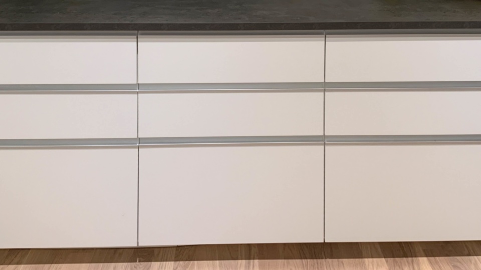 UAL-5 i Jasmine White. Här på skåp och stommar IKEA Metod. Inskickad kundbild. Solna mars 2019. UAL-5 i Jasmine White. Här på skåp och stommar IKEA Metod. Inskickad kundbild. Solna mars 2019.