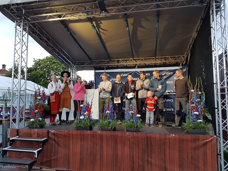 Prisutdelning för placering 4 till 10 (plac 8 saknas) med Fritjof som nummer två från vänster. Prisutdelning för placering 4 till 10 (plac 8 saknas) med Fritjof som nummer två från vänster.