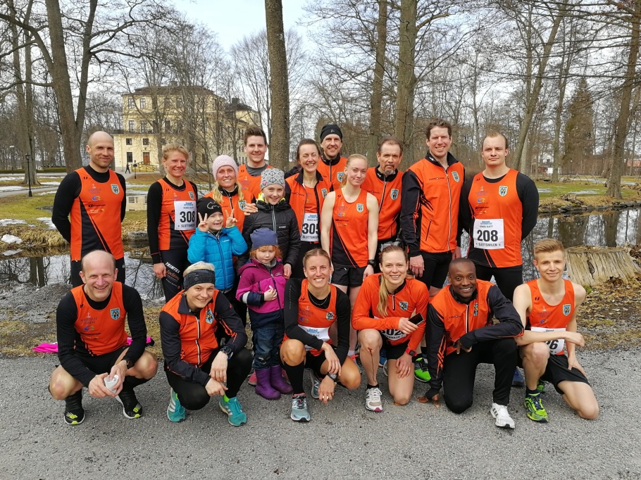 LK Roslagens deltagare vid Slottmilen/Brukslunken: Liutauras, Susanne, Kalle, Jennie, Jonathan, Kerstin, Karin, Thomas, Malin, Torbjörn, Björn, Johan, Jörgen, Inga, Emelie, Frida, Fredrika, Andrée, Emil. På bilden saknas Helena, Rebecca och Gustav. LK Roslagens deltagare vid Slottmilen/Brukslunken: Liutauras, Susanne, Kalle, Jennie, Jonathan, Kerstin, Karin, Thomas, Malin, Torbjörn, Björn, Johan, Jörgen, Inga, Emelie, Frida, Fredrika, Andrée, Emil. På bilden saknas Helena, Rebecca och Gustav.