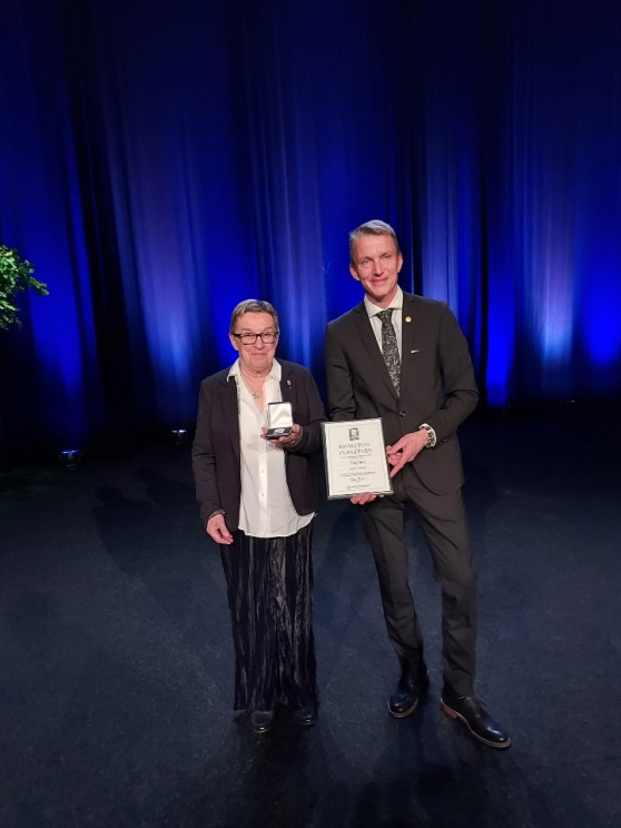 Agneta Lindberg emottar utmärkelsen av SKKs VD Kees de Jong