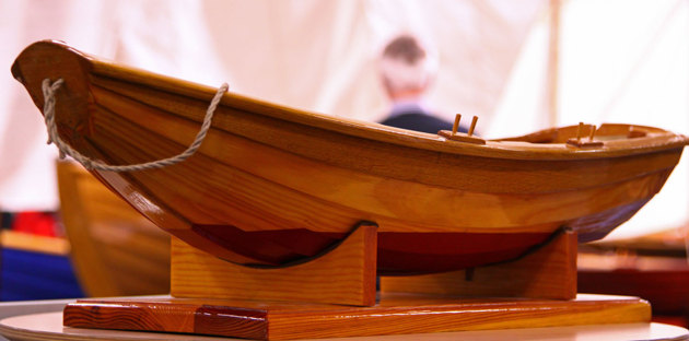 Träbåtsavdelningen som vanligt undangömnd..varför?? Bättre dom gömnt den nya Bavaria 36 som dessutom har dom fulaste ruffventiler jag sett!! Båten på bilden är ett modellbygge. Träbåtsavdelningen som vanligt undangömnd..varför?? Bättre dom gömnt den nya Bavaria 36 som dessutom har dom fulaste ruffventiler jag sett!! Båten på bilden är ett modellbygge.