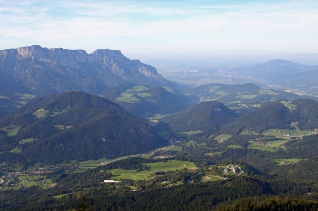 Tar man en kall pilsner här uppe så ser man även "Untersberg" 1972 m.ö.h och till höger nere i dalen ser man Salzburg Österrike.