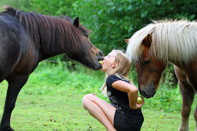 Notera hästen bakom tjejen...en bild som publicerades i Eskilstuna Kururen..