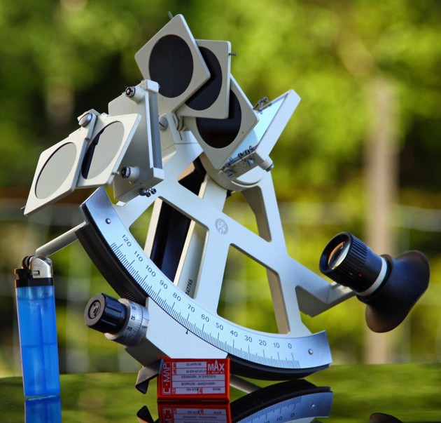En sextant behöver ingen el!! Notera det lilla chipet som är dagens sjökort. En sextant behöver ingen el!! Notera det lilla chipet som är dagens sjökort.
