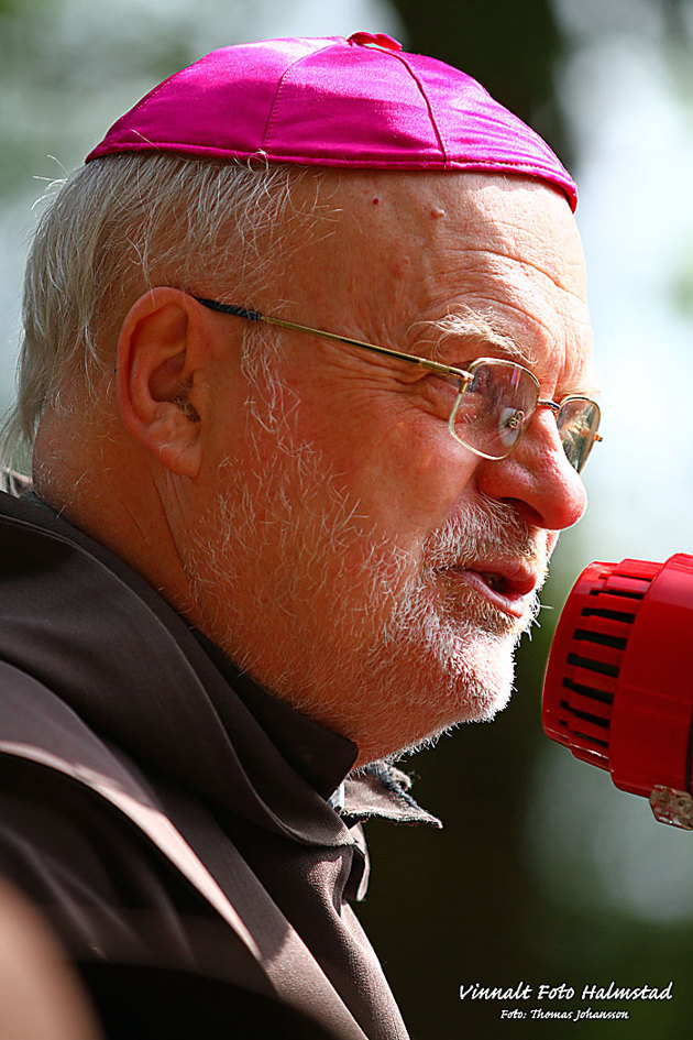 Sveriges enda katolska biskop Anders Arborelius hött ett tal innan vandringen...