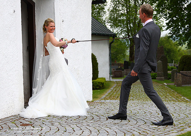 Det gäller och få in honom i kyrkan... Det gäller och få in honom i kyrkan...