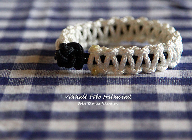 Armband där spännet är en diamantknop. Armband där spännet är en diamantknop.
