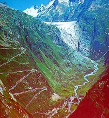 Rhôneglaciärens krympande grå fläck i Furkapasset. Rhôneglaciärens krympande grå fläck i Furkapasset.