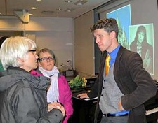 Erik Gruvebäck vid flygeln efter föreläsningen. Erik Gruvebäck vid flygeln efter föreläsningen.
