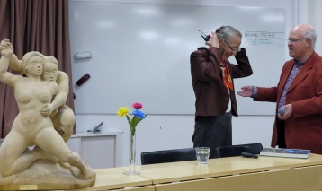 Föreläsaren avtackad av ordf. Börje Söderquist med en av Karolas skulpturer "Åtrå" i förgrunden. Föreläsaren avtackad av ordf. Börje Söderquist med en av Karolas skulpturer "Åtrå" i förgrunden.