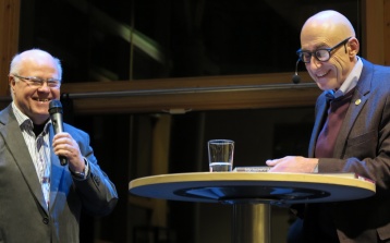 Ordf Börje Söderqvist tackar en glad Olle Wästberg Ordf Börje Söderqvist tackar en glad Olle Wästberg