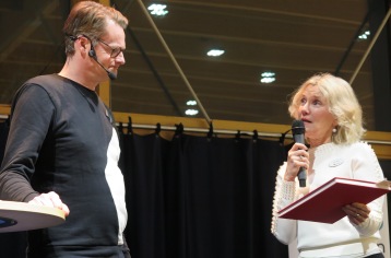 Louise Kruse-Svensson överlämnar en bok som tack Louise Kruse-Svensson överlämnar en bok som tack