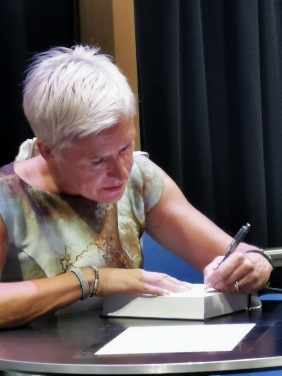 Signerar boken Signerar boken