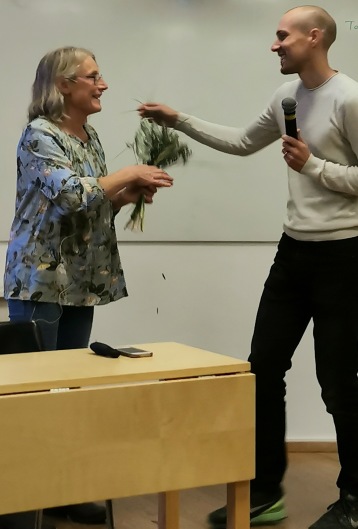 Johan Hagesund tackar Karin Holmbom med en blomma Johan Hagesund tackar Karin Holmbom med en blomma