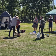 En kram från domaren, Torbjörn Skaar, vid BIS-vinsten.