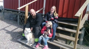 Minna med sin familj; Hundkompisen Viggen, husse Tobbe, matte Karin och så Minna i knät på lillmatte Ida <3 Minna with her family <3