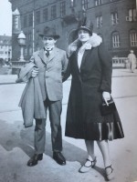 Björn & Elna Hedvall, 1926 utanför Köpenhamns Rådhus. Publicerat i "Renhårigt och enkelt - om arkitekt Björn Hedvall och hans arbete" av Catrine Jurgander med biografi av Katarina Juvander, 2012. Björn & Elna Hedvall, 1926 utanför Köpenhamns Rådhus. Publicerat i "Renhårigt och enkelt - om arkitekt Björn Hedvall och hans arbete" av Catrine Jurgander med biografi av Katarina Juvander, 2012.
