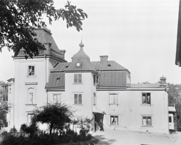 Gården Hummersberg, sommarbild på huvudbyggnaden. Fotograf T. Ohlsson, https://stadsmuseet.stockholm.se/ Gården Hummersberg, sommarbild på huvudbyggnaden. Fotograf T. Ohlsson, https://stadsmuseet.stockholm.se/