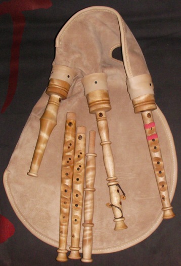 The archetype of my bapipes. Bag in calfskin and piping in swedish birch. In bag chanter in a. On the bag chanter in g and f and a drone extender.