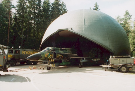 Här en bild från Tubas verksamhet som var en enhet på Halmstadskoorna. Här prövas nytt fältmässigt skydd för flygplan på våra krigsbaser Här en bild från Tubas verksamhet som var en enhet på Halmstadskoorna. Här prövas nytt fältmässigt skydd för flygplan på våra krigsbaser