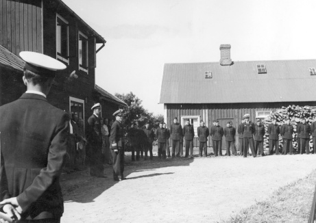 C F14 tar emot personalen. Bilden troligen från tidig tid på F14 troligen slutet 1940-talet C F14 tar emot personalen. Bilden troligen från tidig tid på F14 troligen slutet 1940-talet