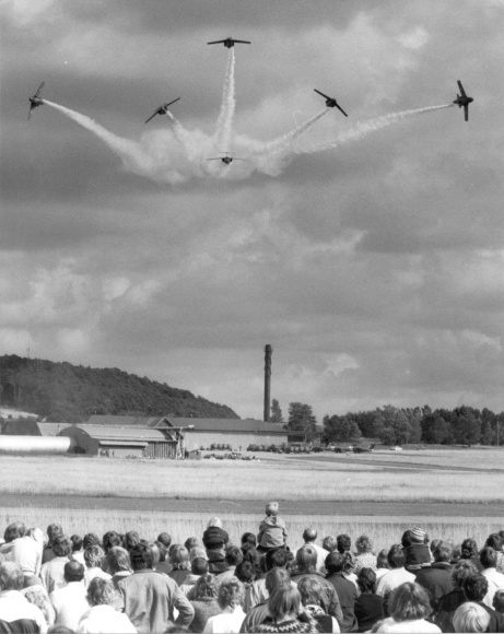 Ett antal flygdagar har hållits på Flottiljområdet under åren. De har alltid varit uppskattade och dragit stor publik. Här ses Team 60 göra en avslutnde split efter sin flyguppvisning Ett antal flygdagar har hållits på Flottiljområdet under åren. De har alltid varit uppskattade och dragit stor publik. Här ses Team 60 göra en avslutnde split efter sin flyguppvisning