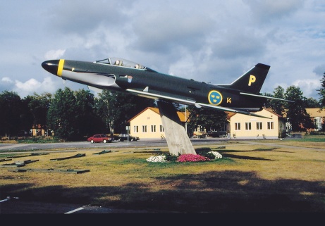 Så här såg A32 ut när den sattes upp 1994. Vårtmål är att göra den lika fin igen och sätta upp den vid infarten till civila flygplatsen så den kan beskådas av alla som passerar till handelsområdet Flygstaden Så här såg A32 ut när den sattes upp 1994. Vårtmål är att göra den lika fin igen och sätta upp den vid infarten till civila flygplatsen så den kan beskådas av alla som passerar till handelsområdet Flygstaden