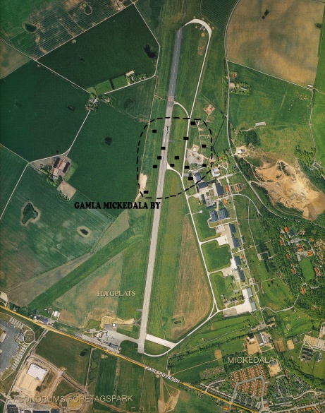 Inritat på bilden ser man det ursprunliga läget på Mickedal by som fick ge plats för F14 då man etablerade flottiljen i Halmstad 1944. Inritat på bilden ser man det ursprunliga läget på Mickedal by som fick ge plats för F14 då man etablerade flottiljen i Halmstad 1944.