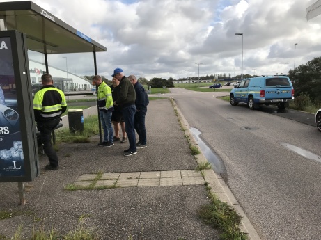 Här diskuteras hur man skall komma förbi en busskur längs färdvägen Här diskuteras hur man skall komma förbi en busskur längs färdvägen