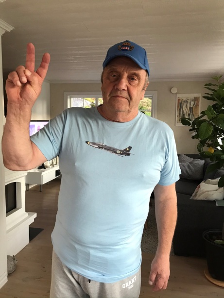 Roger Molin medlem i kamratföreningen iklädd vårA32 tröja och keps.En entusiast, i Kamratföreningen, som älskar flyg, och har varit på plats och kikat på flygplanet Roger Molin medlem i kamratföreningen iklädd vårA32 tröja och keps.En entusiast, i Kamratföreningen, som älskar flyg, och har varit på plats och kikat på flygplanet