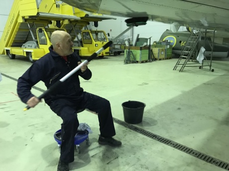 Hans Andersson i fasen där vattentvättning sker. Efter det så kommer fpl att tvättas av med målartvätt innan målning Hans Andersson i fasen där vattentvättning sker. Efter det så kommer fpl att tvättas av med målartvätt innan målning