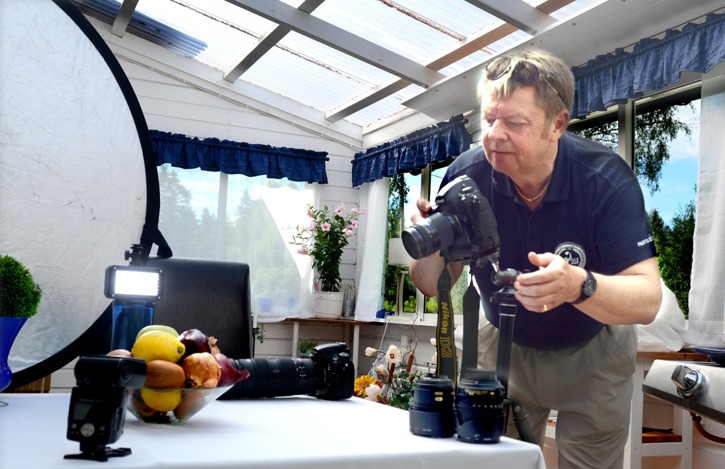 Leif Gustafsson har plåtat allt från Olympiska spel till mode. Nu tar han matbilder och skildrar möten över kulturgränserna till Vardagens mysteriers böcker om recept och kultur. Foto: Martin Axelsson Leif Gustafsson har plåtat allt från Olympiska spel till mode. Nu tar han matbilder och skildrar möten över kulturgränserna till Vardagens mysteriers böcker om recept och kultur. Foto: Martin Axelsson