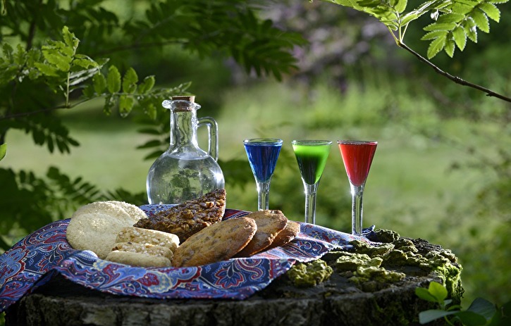 Brännvin och kakor. Sprit och socker. Starkt och sött. Men dryckerna och recepten i nästa bok kommer inte bara att handla om alkohol, vi har recept på saft och must. Och kakor från såväl Folkared som Damaskus. Brännvin och kakor. Sprit och socker. Starkt och sött. Men dryckerna och recepten i nästa bok kommer inte bara att handla om alkohol, vi har recept på saft och must. Och kakor från såväl Folkared som Damaskus.