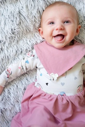 Babyklänning och dregglis Babyklänning och dregglis