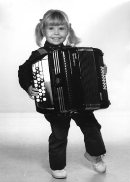 Merete Ellegaard med dragspel, 5 år gammal