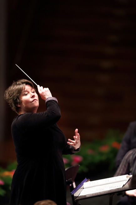 Merete Ellegaard, dirigerar orkester Merete Ellegaard, dirigerar orkester
