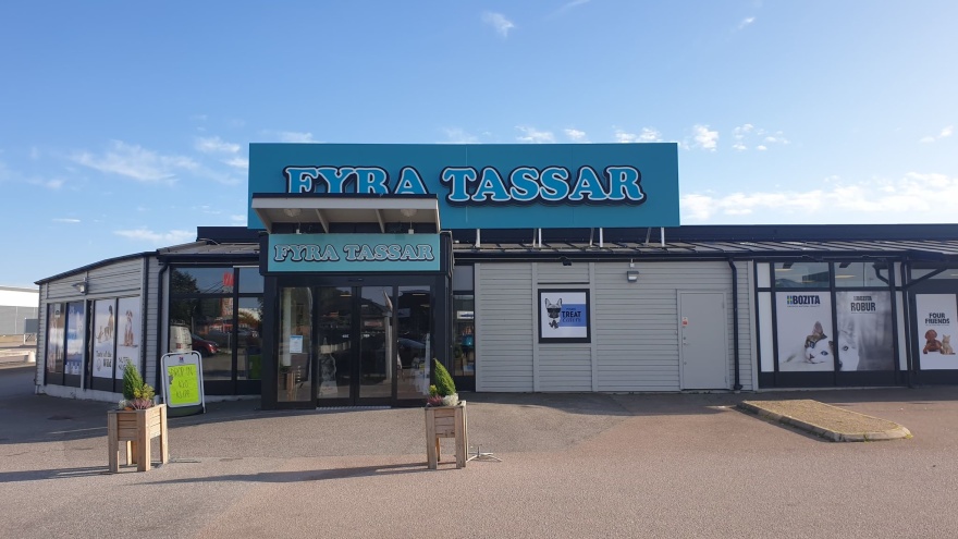 Vi på Fyra Tassar i Linköping är en stor djurbutik & zooaffär som erbjuder foder & tillbehör till husdjur (katt, hund, smådjur, gnagare, fåglar, reptiler, häst, akvariefiskar, höns & fjäderfän).
