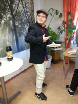 Jag är social och gillar att se mig omkring, jag vill vara där det händer! Tack vare att mina assistenter hjälper mig att kommunicera kan jag det. Jag är social och gillar att se mig omkring, jag vill vara där det händer! Tack vare att mina assistenter hjälper mig att kommunicera kan jag det.