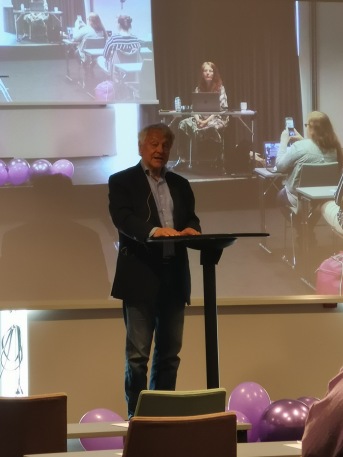 Bengt Westerberg talar på scenen