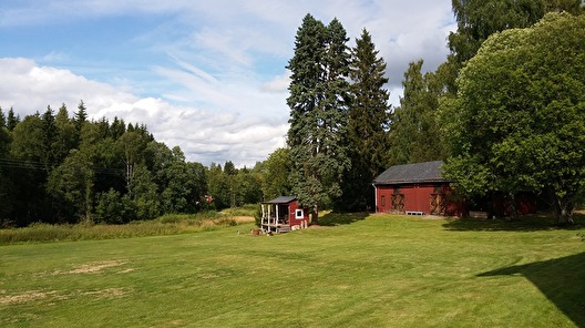 Een deel van de tuin met BBQ-hut Een deel van de tuin met BBQ-hut
