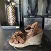 BILLI BI COGNAC PLATÅSANDALETTER